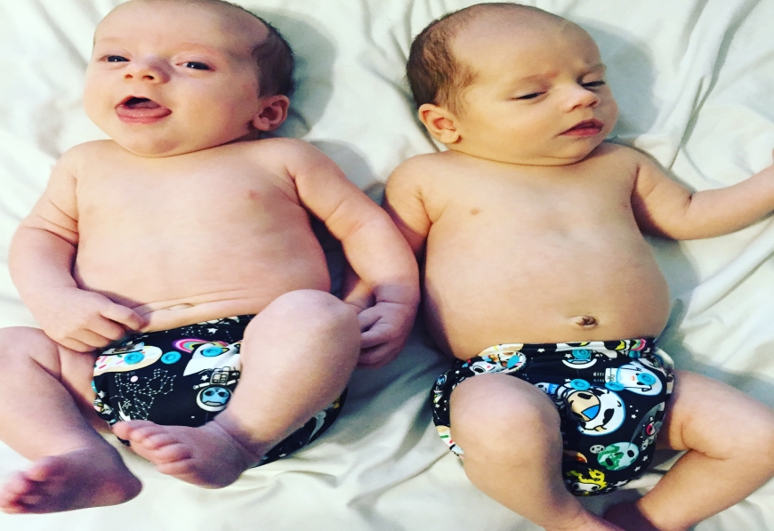 Мама двойни и многоразовые подгузники